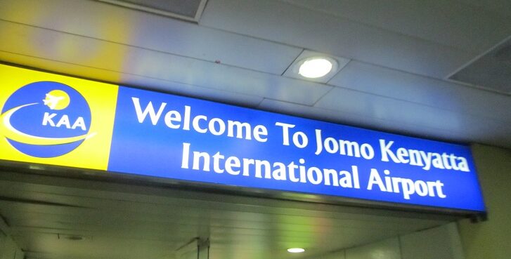 Skylt på flygplats med texten Welcome to Jomo Kenyatta International airport