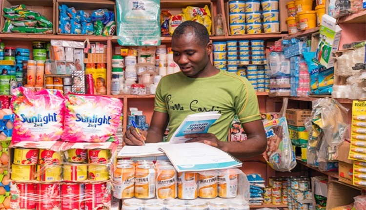 Kenyansk man i rum full av hushållsvaror