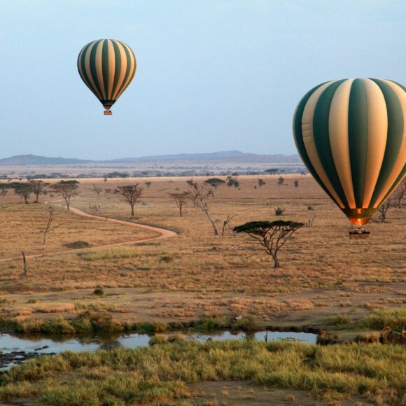 Safari med luftballong över afrikanskt landskap