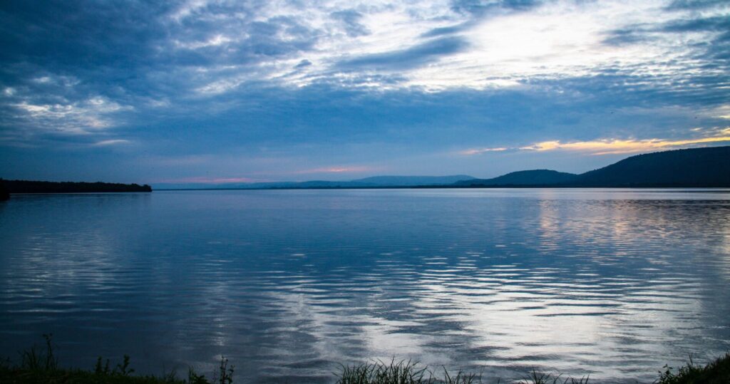 Mburo-sjön i Uganda i kvällsljus