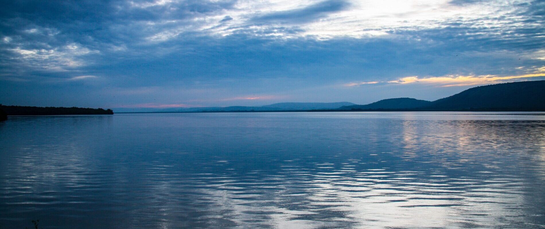 Mburo-sjön i Uganda i kvällsljus