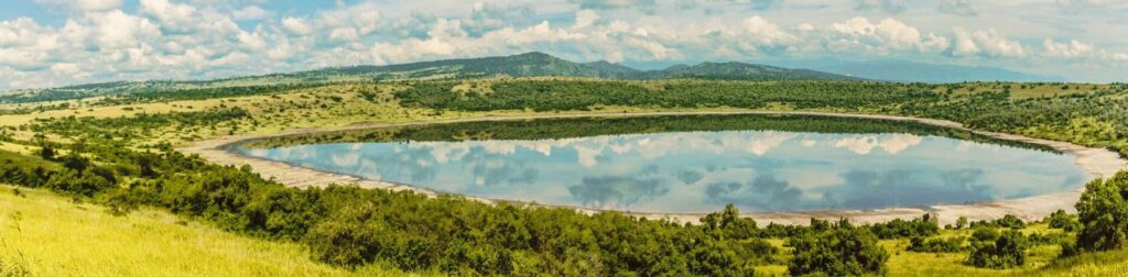 Vy över sjö i Queen Elizabeth National Park i Uganda