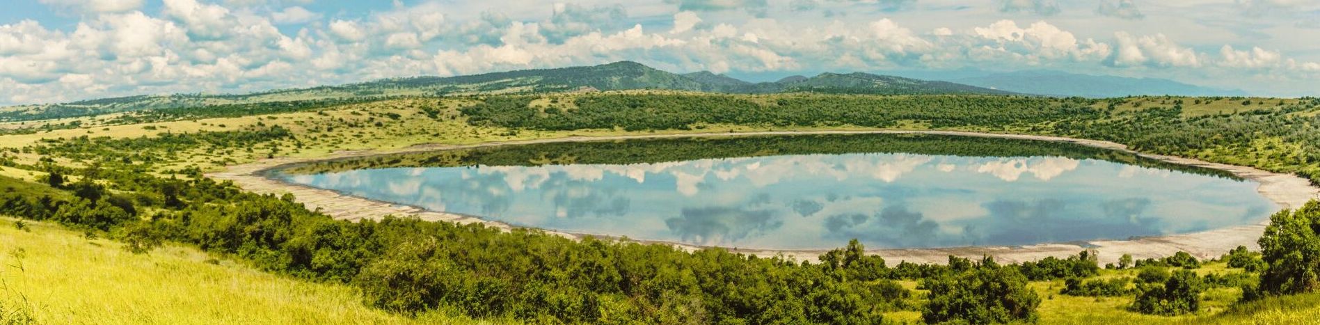 Vy över sjö i Queen Elizabeth National Park i Uganda