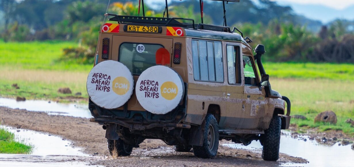 Afrika Safariresors jeep på regnvåt grusväg