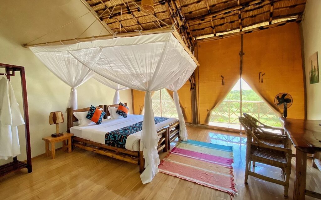 Hotellrum med dubbelsäng på Lodge i Uganda