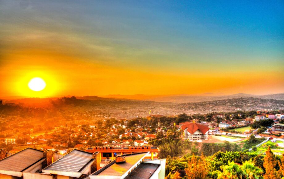 Vy över Ugandas huvudstad Kampala i solnedgång