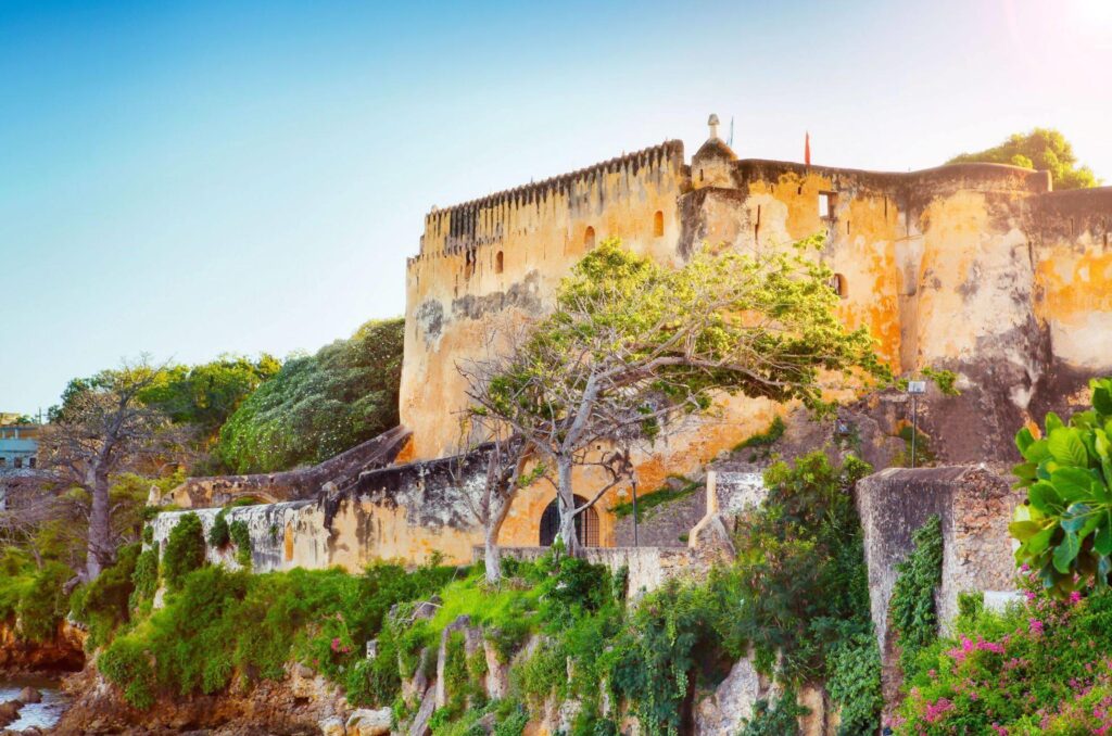 Fort Jesus i Mombasa gamla stad med gröna träd