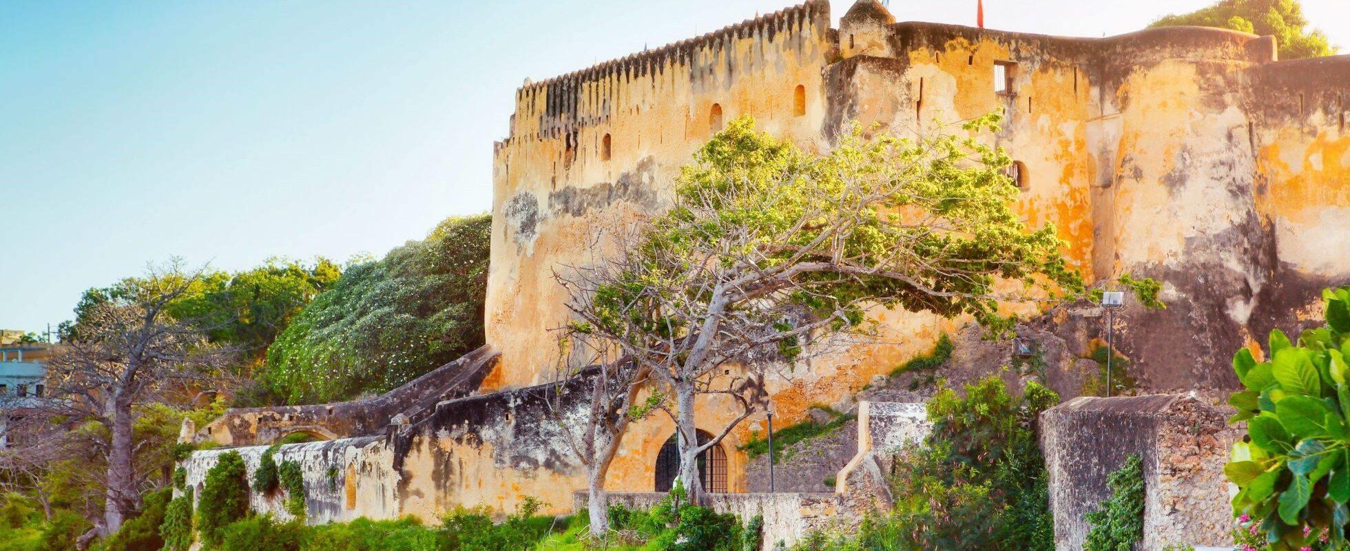 Fort Jesus i Mombasa gamla stad med gröna träd