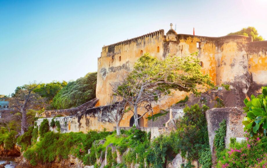 Fort Jesus i Mombasa gamla stad med gröna träd