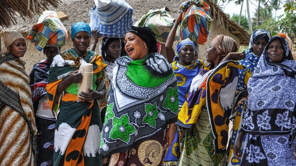Kenyanska kvinnor klädda i traditionella dräkter