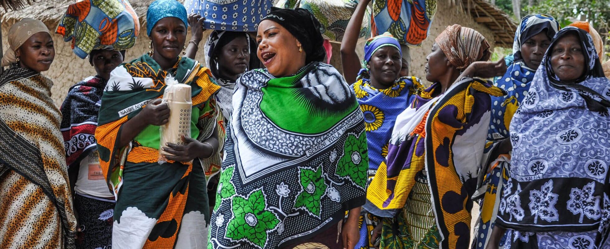 Kenyanska kvinnor klädda i traditionella dräkter