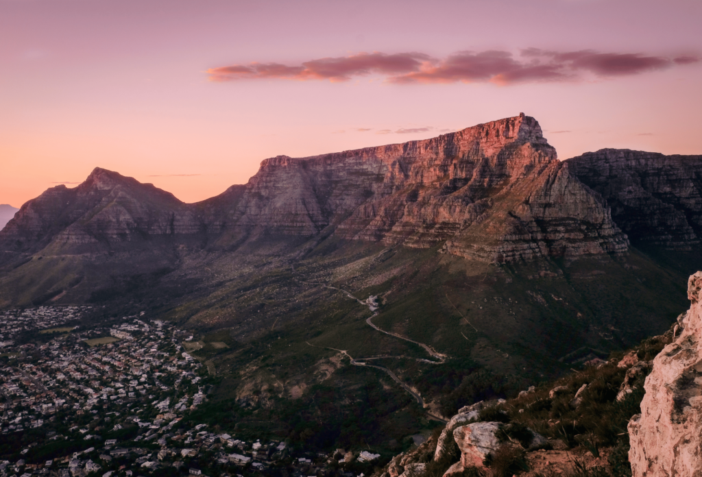 Vy över Taffelberget i Sydafrika i kvällsljus