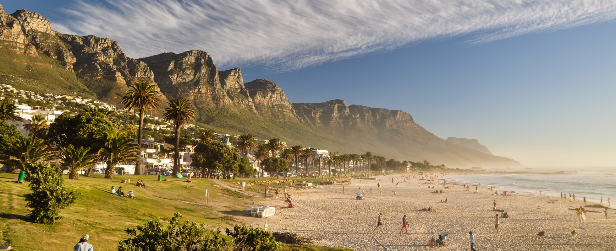 Kustlandskap med berg och sandstrand i Sydafrika