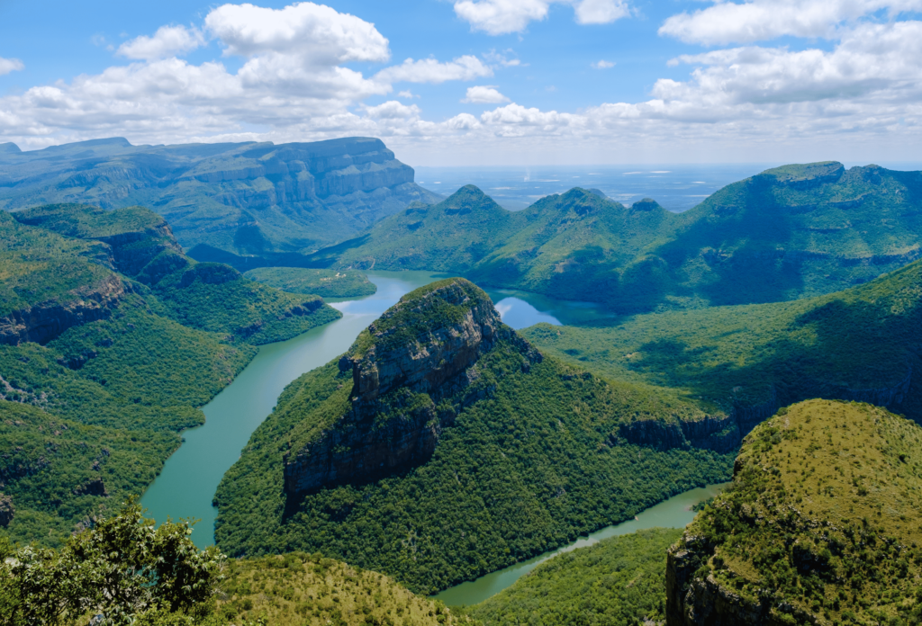 Vy över berg och flod på Panorama Route i Sydafrika