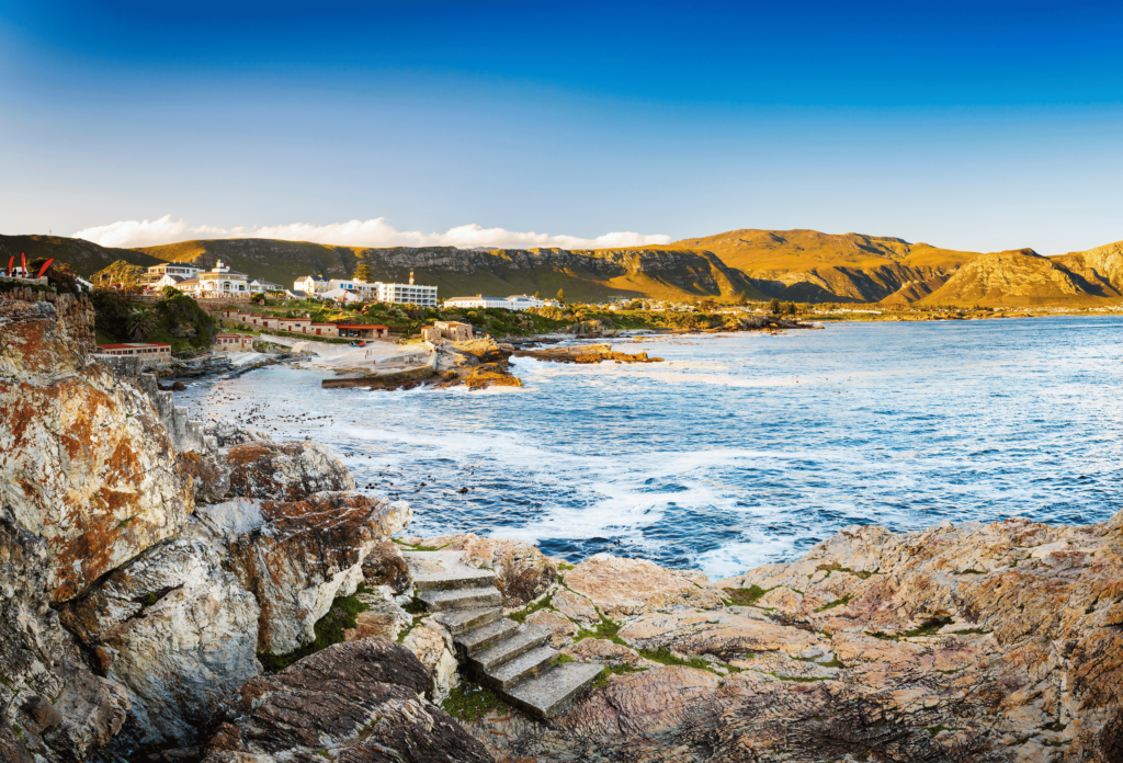 Klippor vid Grotto beach vid den Sydafrikas kusten