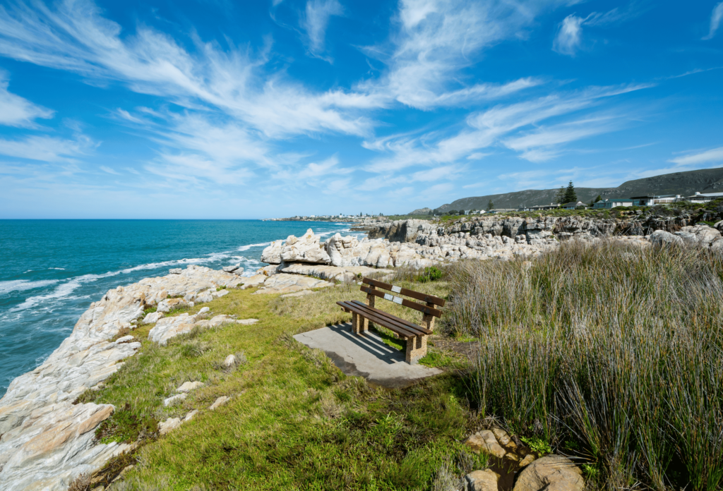 Bänk på klippa vid havet vid Sydafrikas kust