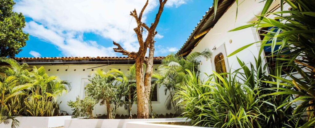 Vit traditionell byggnad i Kenya - Flamboyant bed & breakfast