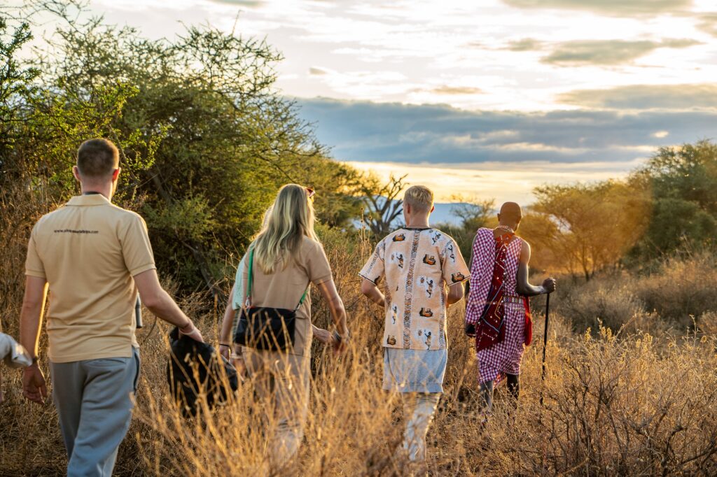 Folkgrupp på vandring genom det afrikanska landskapet