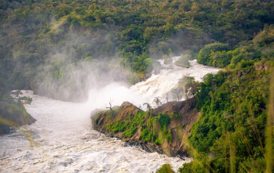 Vattenfall i djungeln i Uganda murchison falls