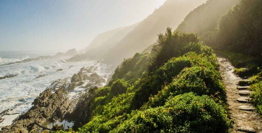 Hav och berg som solens strålar lyser på