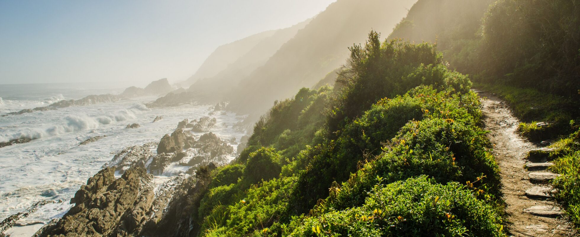 Hav och berg som solens strålar lyser på