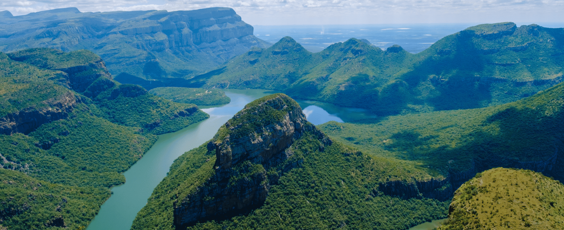 Utsikt över berg och vatten under Panorama-rutten