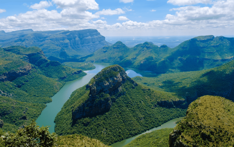 Utsikt över berg och vatten under Panorama-rutten