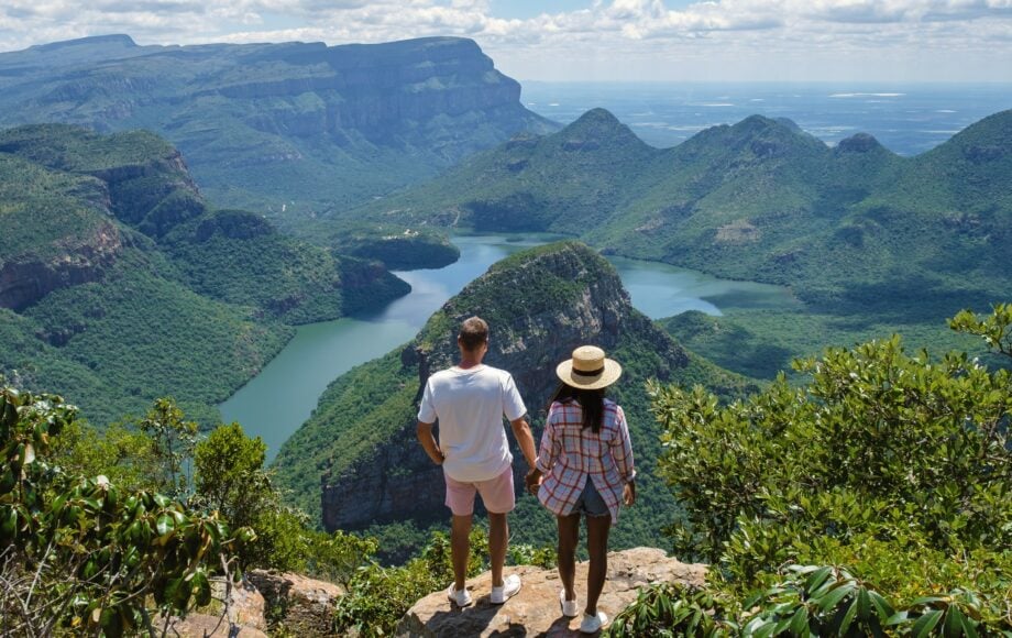 Par som blickar ut över en kanjon