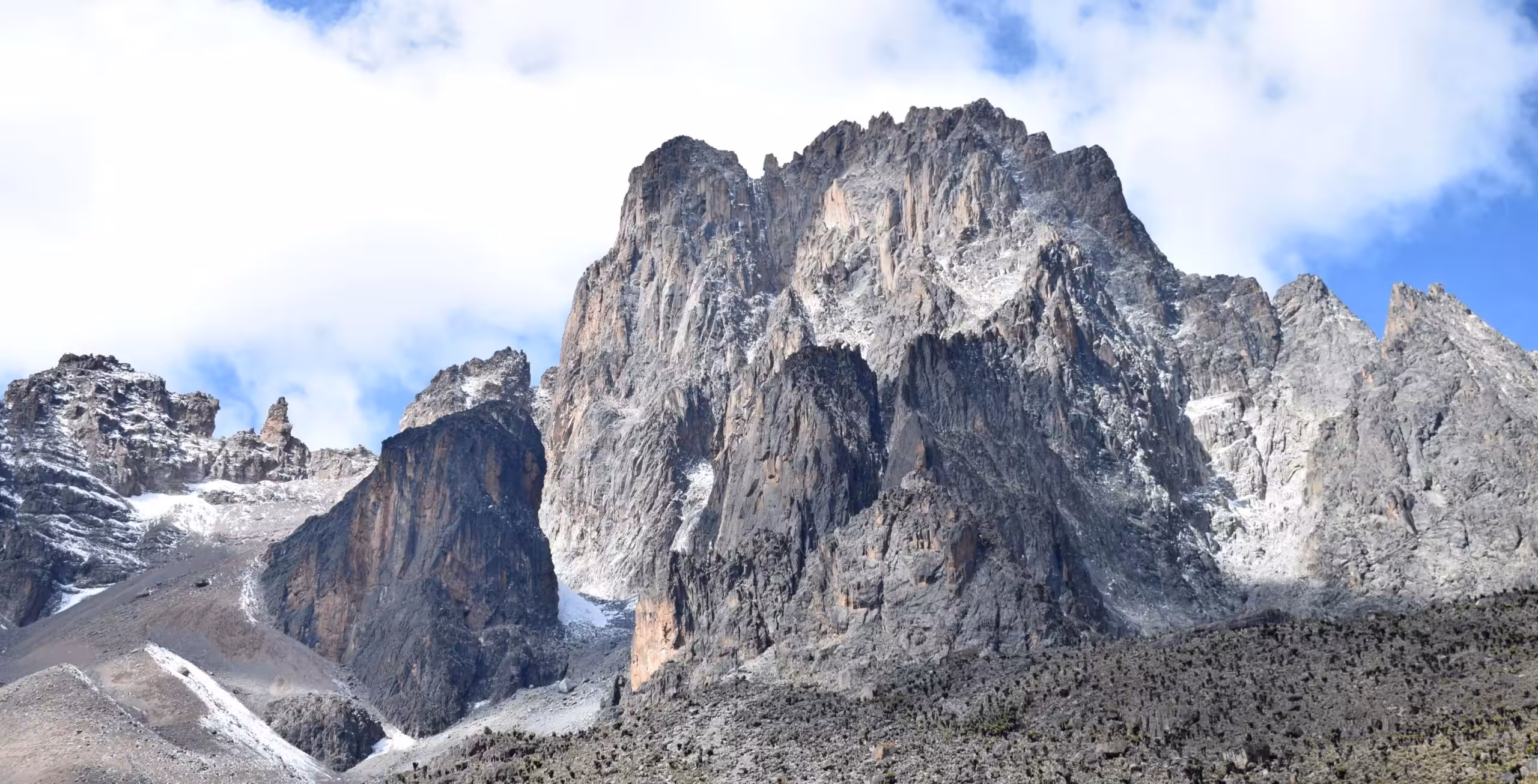 Mount Kenya via Sirimon Route (4/5) | Shipton's Camp (4,200 m/13,779 ft) - Lenana peak (4,985 m/16,354 ft) - Old Moses Camp (3,340 m/10,958 ft)