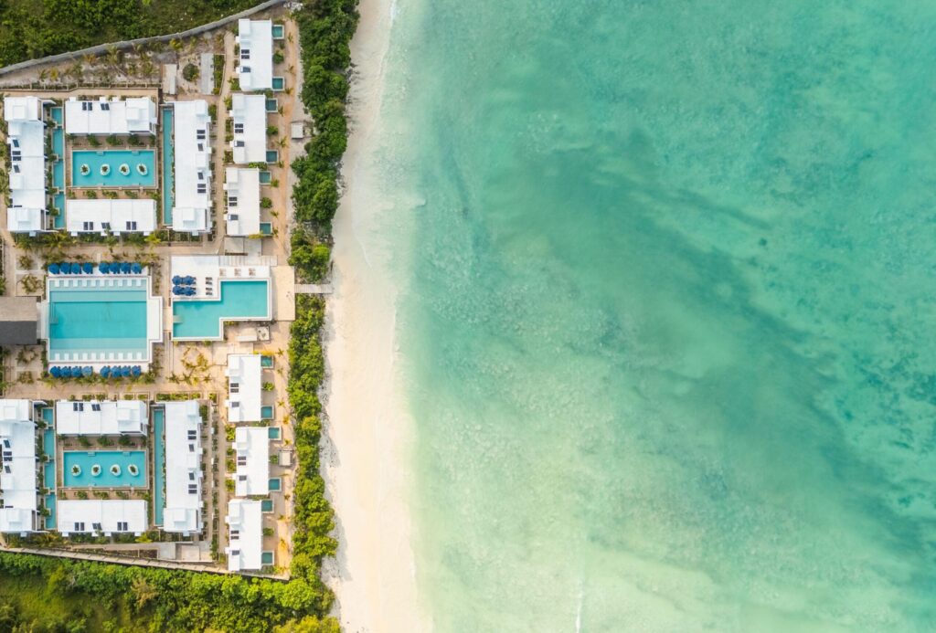 Flygbild över en strandresort och turkost hav på Zanzibar