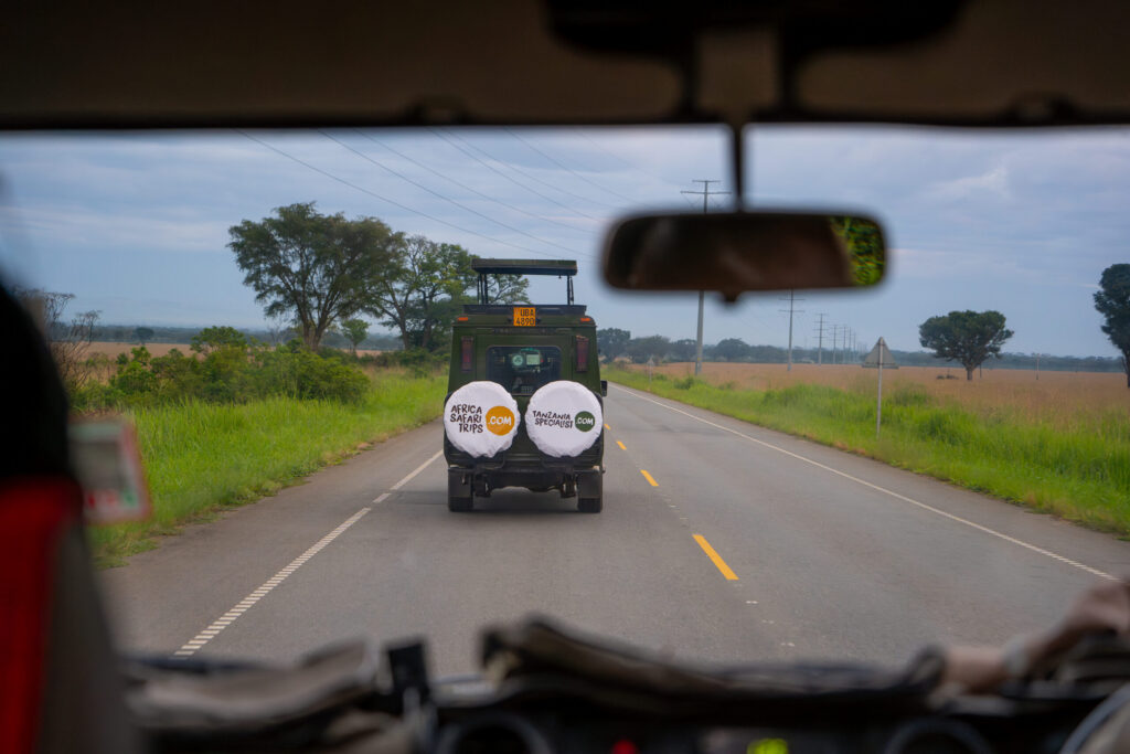 Safarijeep på väg i Uganda